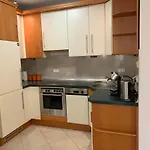 Modern 1br Flat In Heart Of With Parking Apartment