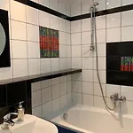 Apartment Modern 1br Flat In Heart Of With Parking