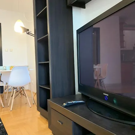 Lejlighed Modern 1br Flat In Heart Of With Parking