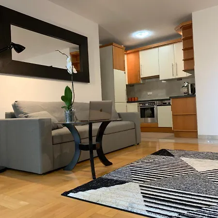 Modern 1br Flat In Heart Of With Parking Apartament Warszawa