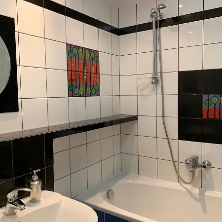 Lejlighed Modern 1br Flat In Heart Of With Parking